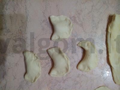 Varneliai su vyšniomis ir kondensuotu pienu Žingsnis 3