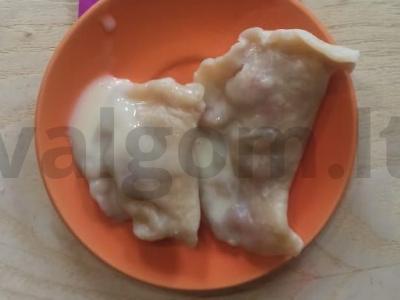 Varneliai su vyšniomis ir kondensuotu pienu pagrindine nuotrauka