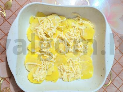 Jauno bulvių gratinas su grietinėle ir sūriu Žingsnis 4