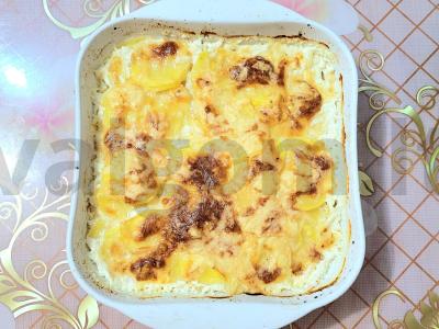 Jauno bulvių gratinas su grietinėle ir sūriu pagrindine nuotrauka