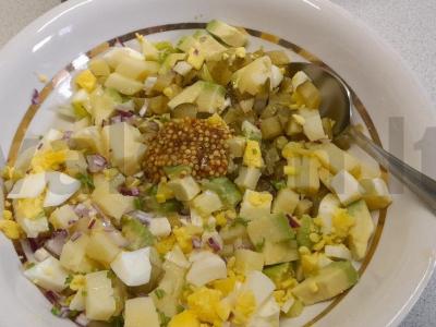 Daržovių salotas su marinuotais agurkais Žingsnis 3