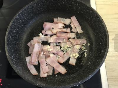 Makaronai su šonine ir krevetėmis grietinėlės padaže Žingsnis 2