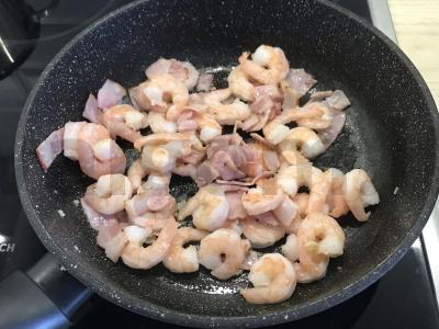 Makaronai su šonine ir krevetėmis grietinėlės padaže Žingsnis 3