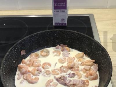 Makaronai su šonine ir krevetėmis grietinėlės padaže Žingsnis 4