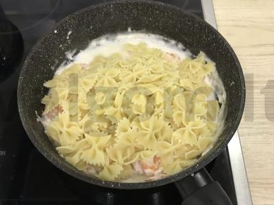Makaronai su šonine ir krevetėmis grietinėlės padaže Žingsnis 6