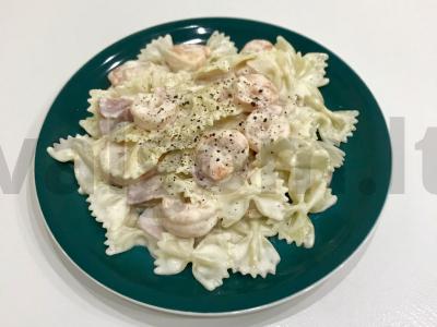Makaronai su šonine ir krevetėmis grietinėlės padaže pagrindine nuotrauka
