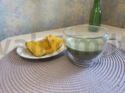 Mačios gėrimas su kokosų pienu pagrindine nuotrauka