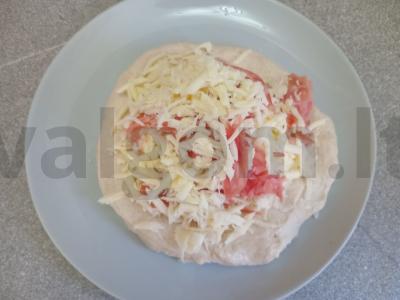 Sūrio suluguni ir dešros salchichon pyragas Žingsnis 4