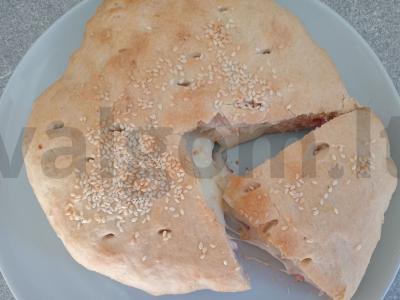 Sūrio suluguni ir dešros salchichon pyragas pagrindine nuotrauka