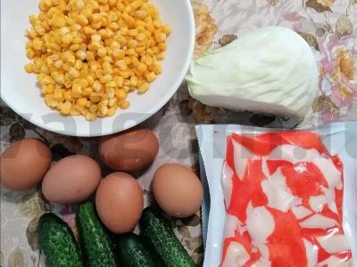 Salotos su krabų mėsa, kiaušiniu ir kopūstais Žingsnis 1