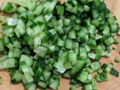 Salotos su krabų mėsa, kiaušiniu ir kopūstais Žingsnis 3