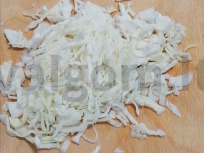 Salotos su krabų mėsa, kiaušiniu ir kopūstais Žingsnis 4