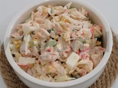 Salotos su krabų mėsa, kiaušiniu ir kopūstais pagrindine nuotrauka