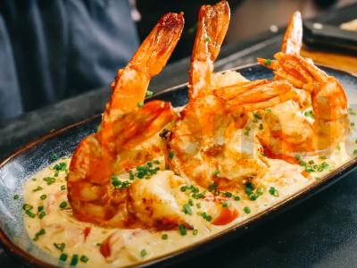 Puikūs krevetės romantiškai vakarienei pagrindine nuotrauka