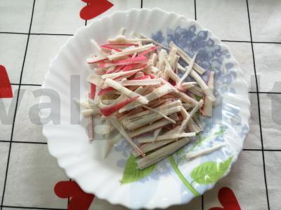 Sudėtingi ritinėliai su krabų lazdelėmis ir jūros dumbliais Žingsnis 3