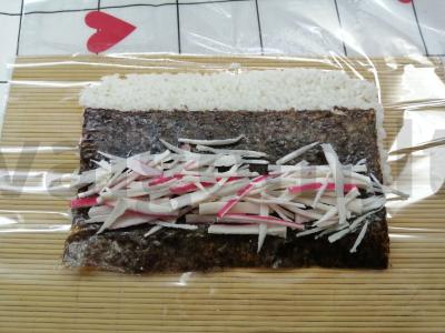 Sudėtingi ritinėliai su krabų lazdelėmis ir jūros dumbliais Žingsnis 5