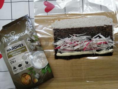 Sudėtingi ritinėliai su krabų lazdelėmis ir jūros dumbliais Žingsnis 6