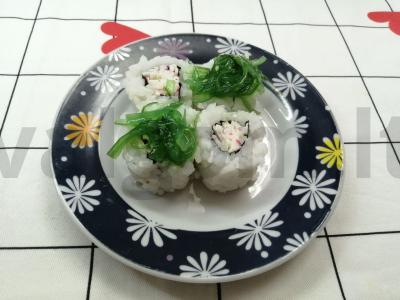 Sudėtingi ritinėliai su krabų lazdelėmis ir jūros dumbliais pagrindine nuotrauka