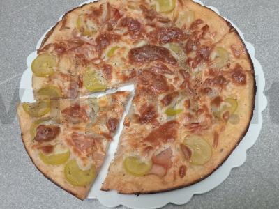 Pica su kumpiu ir vynuogėmis pagrindine nuotrauka