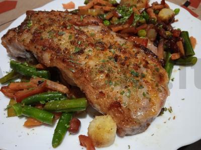 Aštrūs kiaulienos šonkauliai, kepti su karibų mišiniu pagrindine nuotrauka