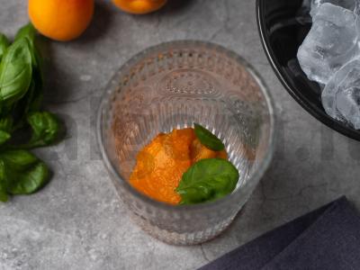 Fizzy kokteilis su abrikosu ir baziliku Žingsnis 2