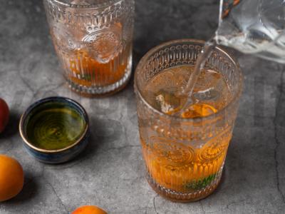 Fizzy kokteilis su abrikosu ir baziliku Žingsnis 3