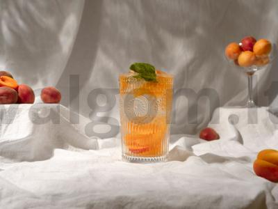 Fizzy kokteilis su abrikosu ir baziliku pagrindine nuotrauka