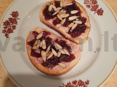 Brusketa su paštetu ir spanguolių džemu pagrindine nuotrauka