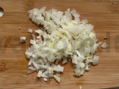 Sultingi kotletai su svogūnais ir morkomis Žingsnis 1