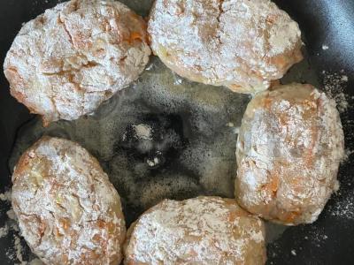 Sultingi kotletai su svogūnais ir morkomis Žingsnis 10