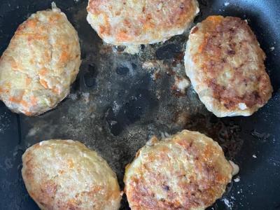 Sultingi kotletai su svogūnais ir morkomis Žingsnis 11