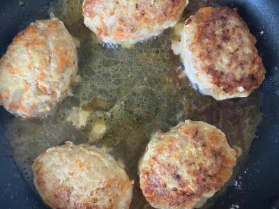 Sultingi kotletai su svogūnais ir morkomis Žingsnis 12