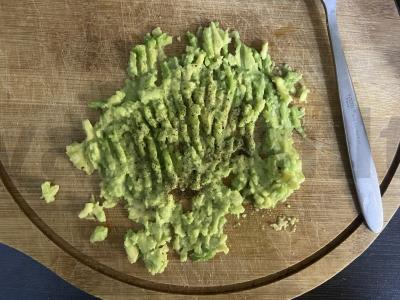 Tostai su varškės sūriu, avokadų piurė ir bekonu Žingsnis 3