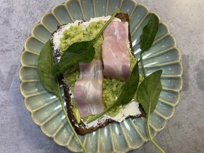 Tostai su varškės sūriu, avokadų piurė ir bekonu pagrindine nuotrauka