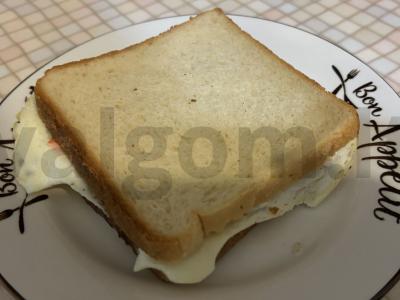 Kiaušinių sumuštinis su dešra pagrindine nuotrauka