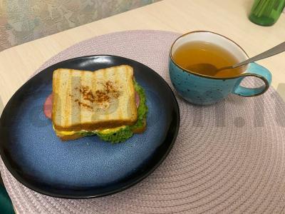 Namų sumuštinis su dešra ir sūriu pusryčiams pagrindine nuotrauka