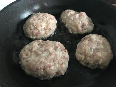 Kiaulienos kotletai keptuvėje Žingsnis 6