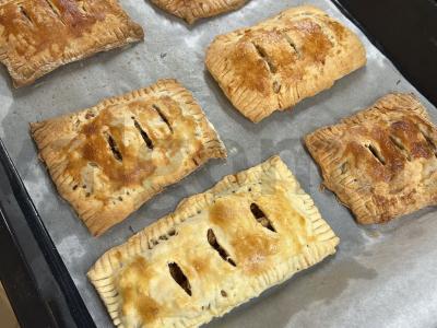 Obuolių sluoksniai pusryčiams pagrindine nuotrauka