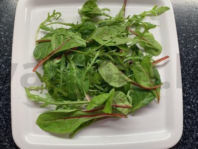 Salotas su žolelėmis, putpelių kiaušiniais, paprika ir pomidorais Žingsnis 2