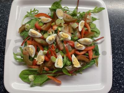 Salotas su žolelėmis, putpelių kiaušiniais, paprika ir pomidorais Žingsnis 5