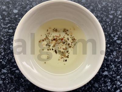 Salotas su žolelėmis, putpelių kiaušiniais, paprika ir pomidorais Žingsnis 6