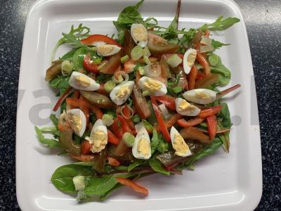 Salotas su žolelėmis, putpelių kiaušiniais, paprika ir pomidorais Žingsnis 7