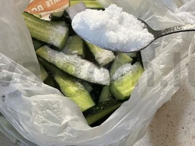 Marinuoti agurkai su jaunu česnaku Žingsnis 3