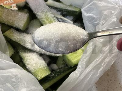 Marinuoti agurkai su jaunu česnaku Žingsnis 4