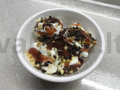 Ledai su braškių džemu ir sūdytais žemės riešutais pagrindine nuotrauka