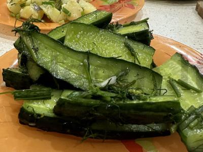 Marinuoti agurkai su jaunu česnaku pagrindine nuotrauka