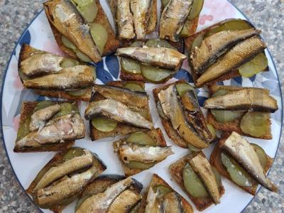 Sumuštiniai su šprotų ir marinuotais agurkais Žingsnis 5