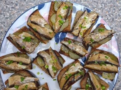 Sumuštiniai su šprotų ir marinuotais agurkais pagrindine nuotrauka