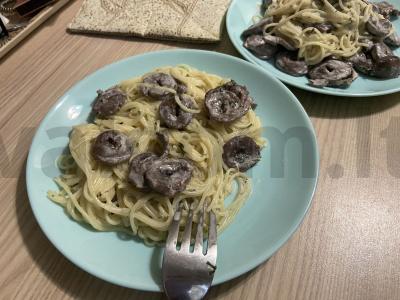 Makaronai su kalakutų širdelėmis padaže pagrindine nuotrauka