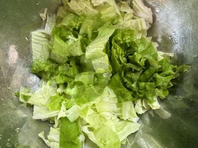 Sultingas salotas su konservuotais žirneliais Žingsnis 1